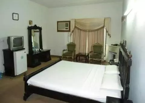 room available near to I-8 in Islamabad