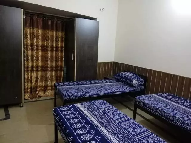 Girls hostel Near to University of Management and Technology - 1/5