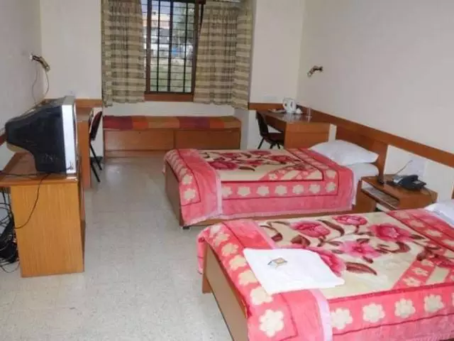 Girls hostel Near to University of of Management and Technology - 2/3